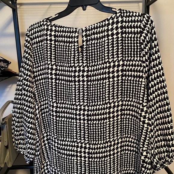 Tess’s Plus Boutique - Talbots 2X Houndstooth Blouse - Picture 2 of 4